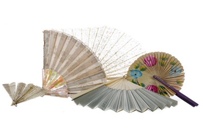 Lot 421 - AN EARLY 20TH CENTURY IVORY AND LACE FAN, ALONG WITH SEVEN OTHERS