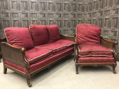 Lot 1352 - AN EARLY 20TH CENTURY MAHOGANY BERGÈRE SUITE
