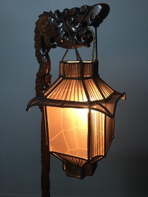 Lot 771 - A CHINESE CARVED WOOD FLOOR STANDING LAMP