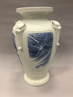 Lot 807 - AN EARLY 20TH CENTURY CHINESE BLUE AND WHITE VASE