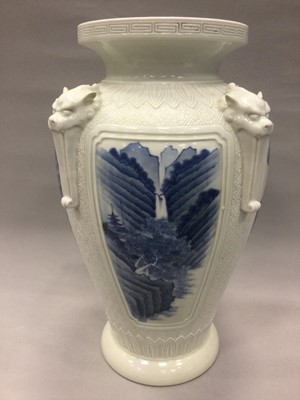 Lot 807 - AN EARLY 20TH CENTURY CHINESE BLUE AND WHITE VASE