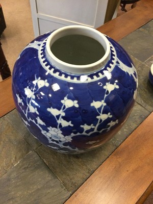Lot 809 - A LATE 19TH CENTURY CHINESE BLUE AND WHITE GINGER JAR WITH LID