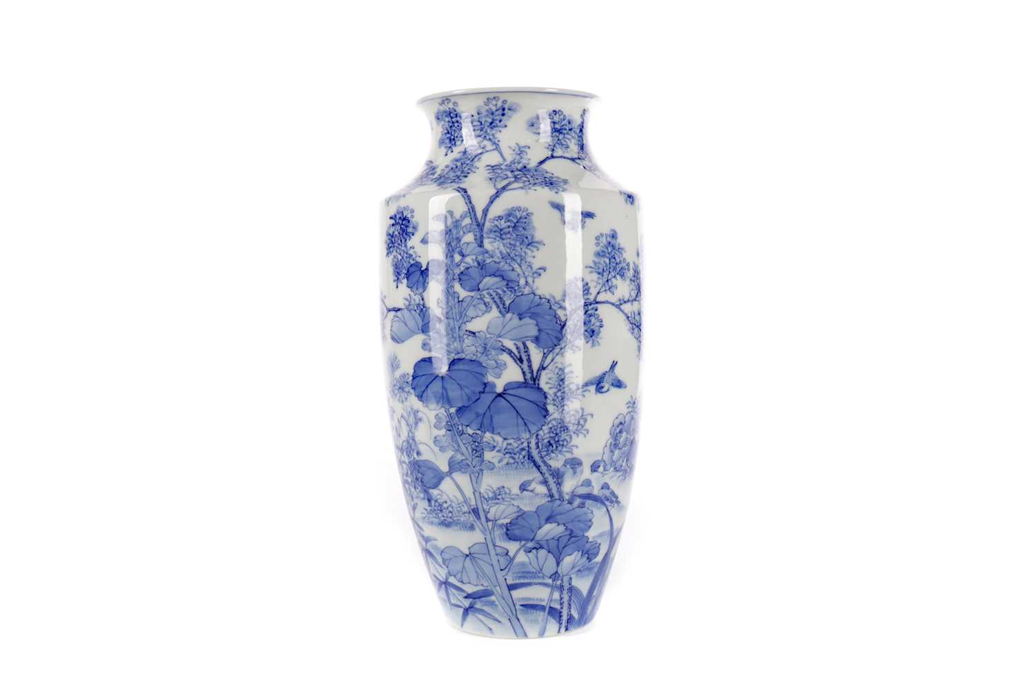Lot 810 - AN EARLY 20TH CENTURY JAPANESE ARITA BLUE AND WHITE VASE