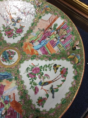 Lot 830 - A LATE 19TH CENTURY CHINESE CANTON FAMILLE ROSE CIRCULAR PLAQUE