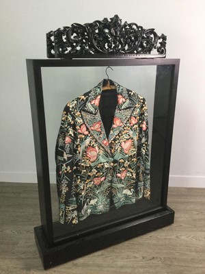 Lot 783 - A CHINESE MAHJONG JACKET IN AN EBONISED DISPLAY CASE