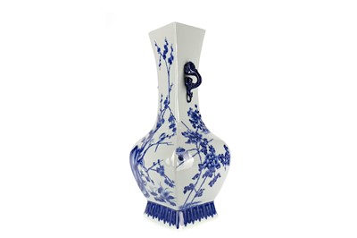 Lot 850 - A 20TH CENTURY CHINESE BLUE AND WHITE VASE