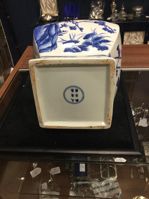 Lot 850 - A 20TH CENTURY CHINESE BLUE AND WHITE VASE