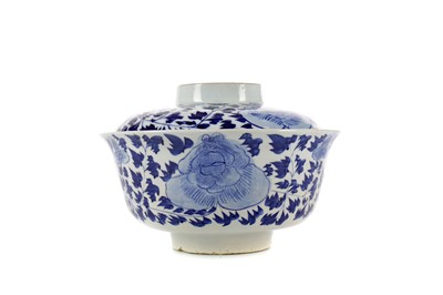 Lot 868 - A LATE 19TH/EARLY 20TH CENTURY CHINESE BLUE AND WHITE BOWL ON STAND