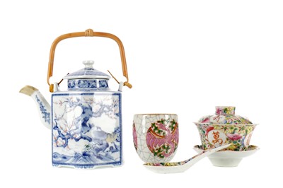 Lot 883 - A 20TH CENTURY CHINESE BLUE AND WHITE TEA POT AND OTHER ITEMS