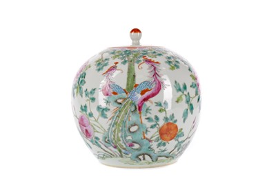 Lot 855 - AN EARLY 20TH CENTURY CHINESE FAMILLE ROSE LIDDED JAR
