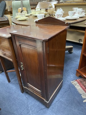 Lot 207 - A LOT OF TWO MAHOGANY BEDSIDE LOCKERS AND A BEDSIDE CABINET