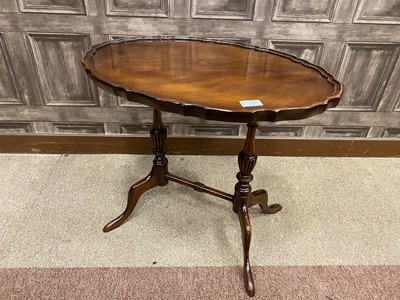 Lot 145 - A MAHOGANY OVAL OCCASIONAL TABLE