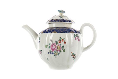 Lot 383 - A LATE 18TH CENTURY ENGLISH PORCELAIN TEAPOT AND COVER