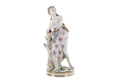 Lot 404 - A LATE 19TH CENTURY SITZENDORF PORCELAIN FIGURE OF A LADY