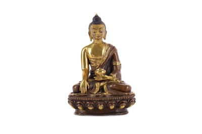 Lot 327 - AN EARLY 20TH CENTURY CHINESE PARCEL-GILT BRONZE FIGURE OF A BUDDHA
