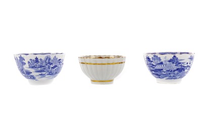 Lot 371 - A PAIR OF EARLY 19TH CENTURY ENGLISH PORCELAIN TEA BOWLS, ALONG WITH ANOTHERS