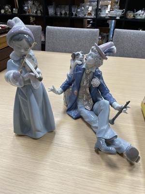 Lot 248 - A LLADRO FIGURE OF A CLOWN AND A DOG AND FOUR OTHER LLADRO FIGURES