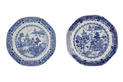 Lot 436 - A PAIR OF LATE 19TH CENTURY CHINESE BLUE & WHITE PORCELAIN PLATES