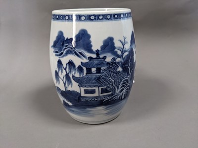Lot 377 - A LATE 19TH CENTURY CHINESE BLUE & WHITE PORCELAIN TANKARD