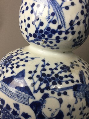 Lot 399 - A PAIR OF 19TH CENTURY CHINESE BLUE & WHITE PORCELAIN VASES