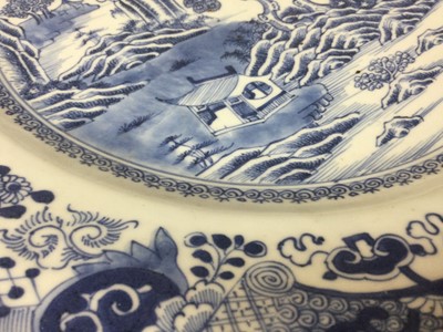Lot 354 - A LATE 18TH CENTURY CHINESE BLUE & WHITE PORCELAIN CHARGER