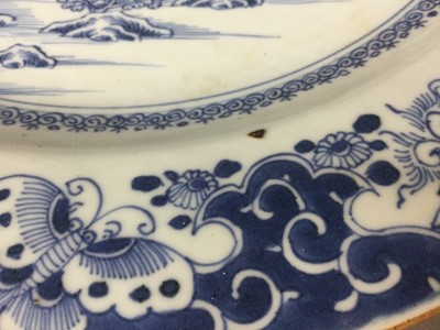 Lot 354 - A LATE 18TH CENTURY CHINESE BLUE & WHITE PORCELAIN CHARGER