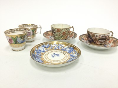 Lot 437 - A PAIR OF EARLY 19TH CENTURY ENGLISH PORCELAIN TEACUPS, ALONG WITH THREE SAUCERS AND TWO TEACUPS