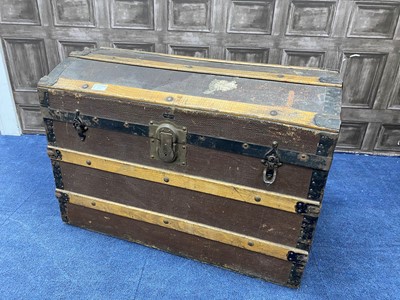 Lot 313 - A VINTAGE DRAW CO TRAVEL TRUNK