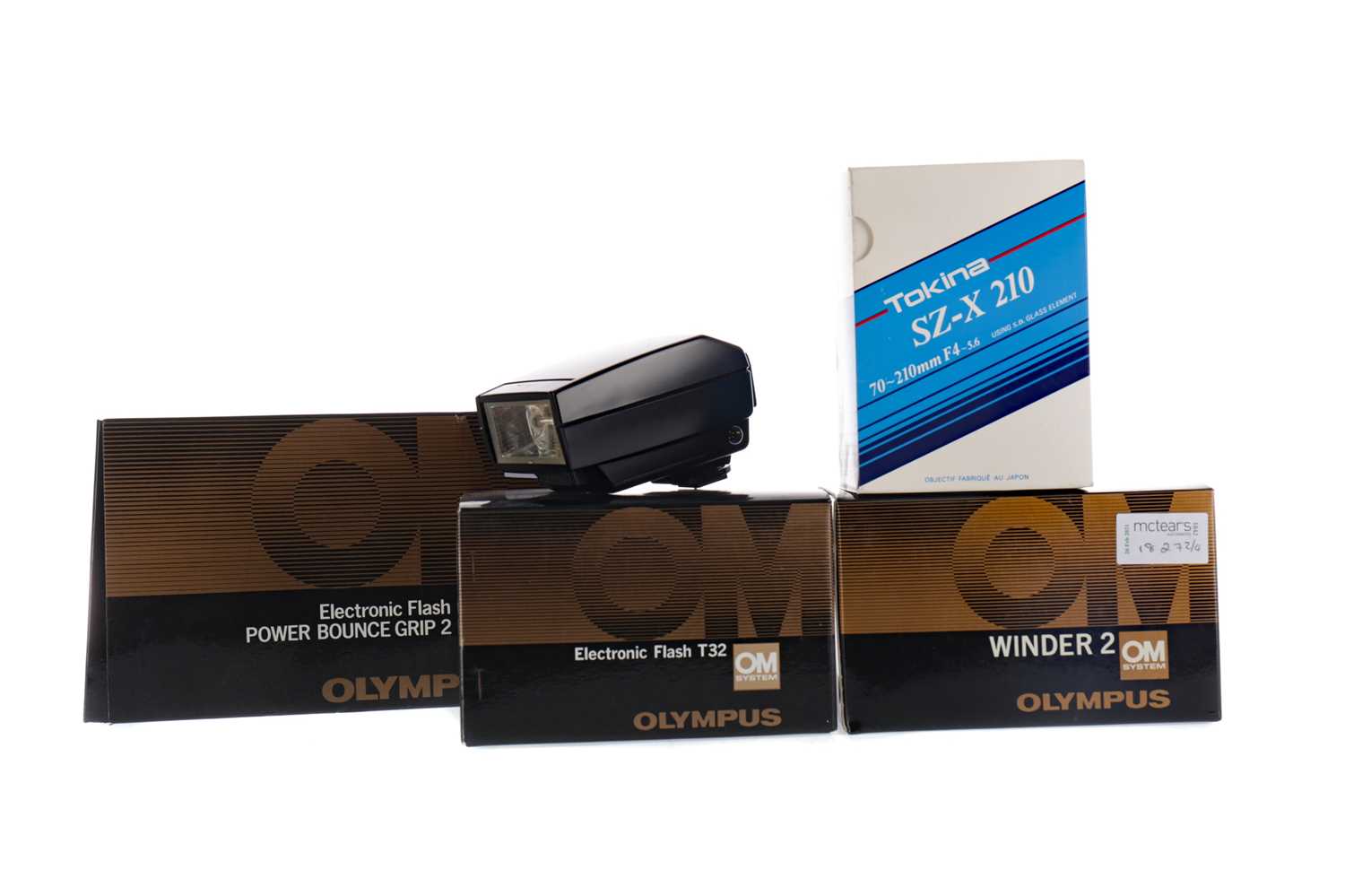 Lot 1827 - AN OLYMPUS OM KIT