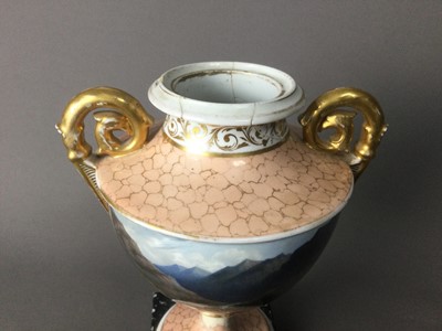 Lot 24 - AN EARLY 19TH CENTURY ENGLISH PORCELAIN VASE