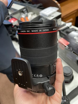 Lot 1810 - A CANON 100 MM MACRO 2.8 L IS USM