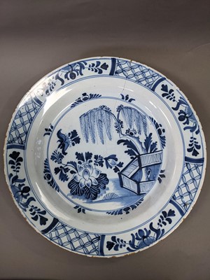 Lot 247 - A LATE 18TH CENTURY DUTCH DELFTWARE BLUE & WHITE CHARGER