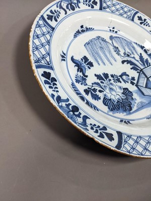 Lot 247 - A LATE 18TH CENTURY DUTCH DELFTWARE BLUE & WHITE CHARGER