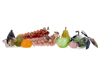 Lot 517 - A COLLECTION OF MID-20TH CENTURY HARDSTONE FRUIT