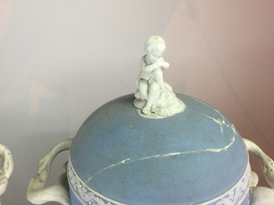 Lot 5 - A PAIR OF EARLY 19TH CENTURY WEDGWOOD JASPERWARE PEDESTAL VASES AND COVERS