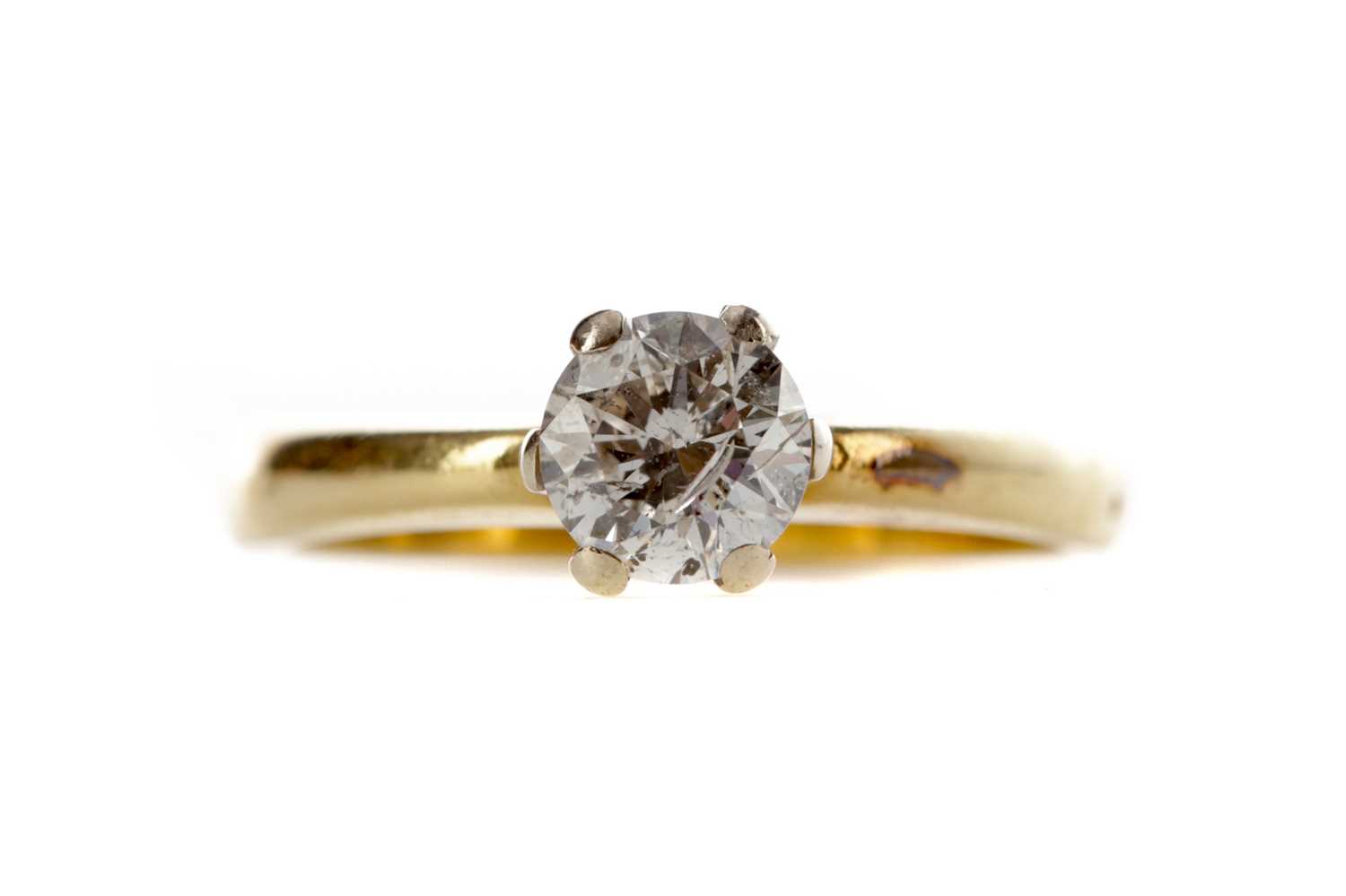 Lot 564 - A DIAMOND SOLITAIRE RING