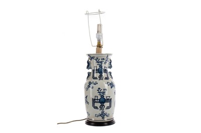 Lot 534 - A MID-20TH CENTURY CHINESE BLUE & WHITE PORCELAIN TABLE LAMP