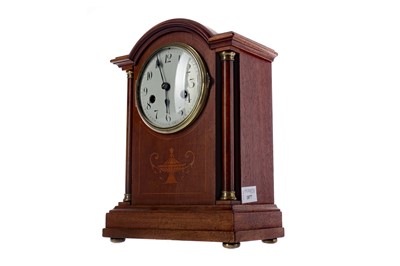 Lot 1877 - AN EARLY 20TH CENTURY INLAID OAK MANTEL CLOCK