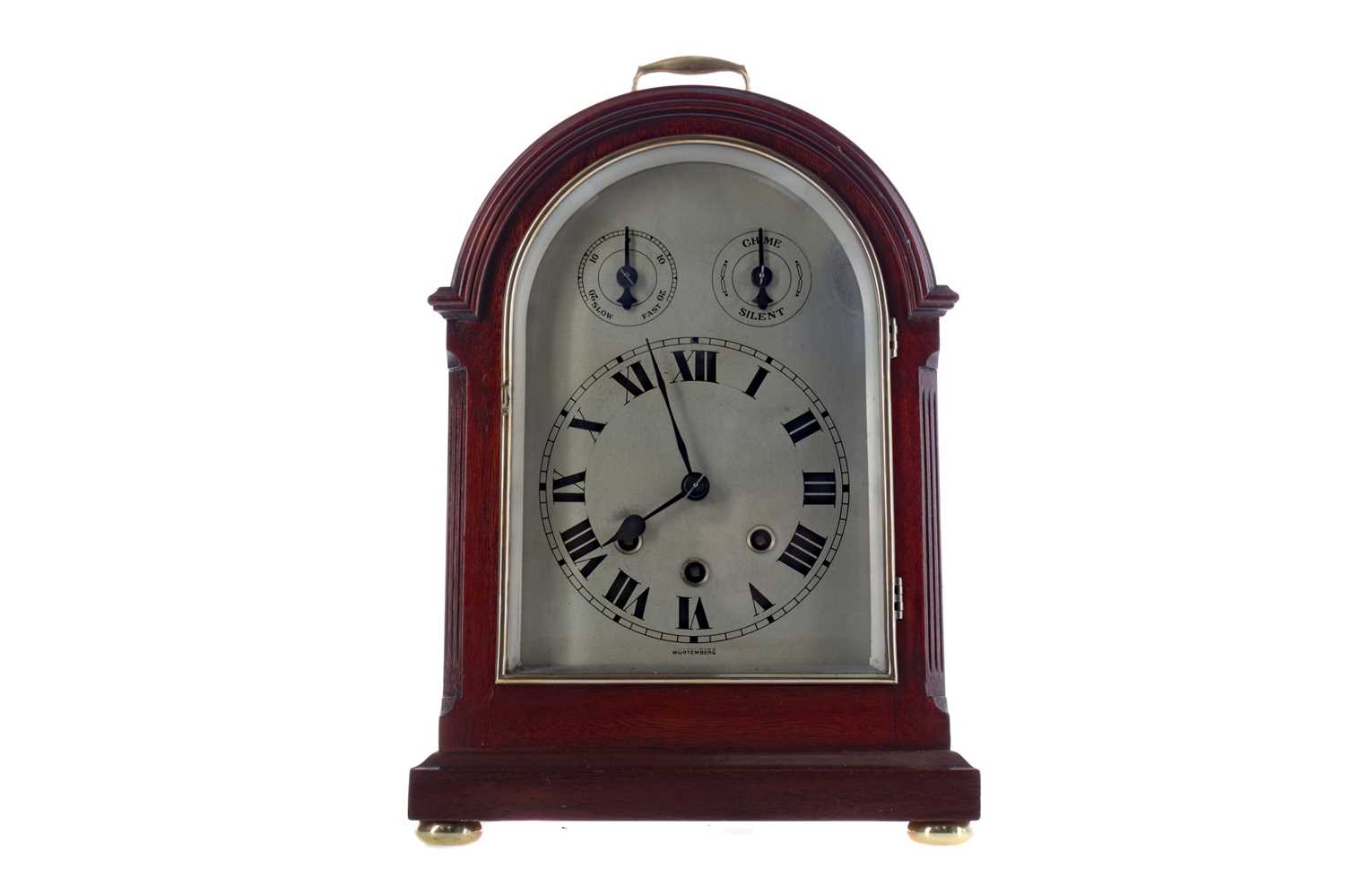 Lot 1878 - AN  EARLY 20TH CENTURY MAHOGANY BRACKET CLOCK