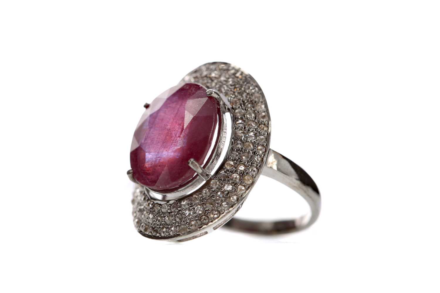 Lot 480 - A RUBY AND DIAMOND RING