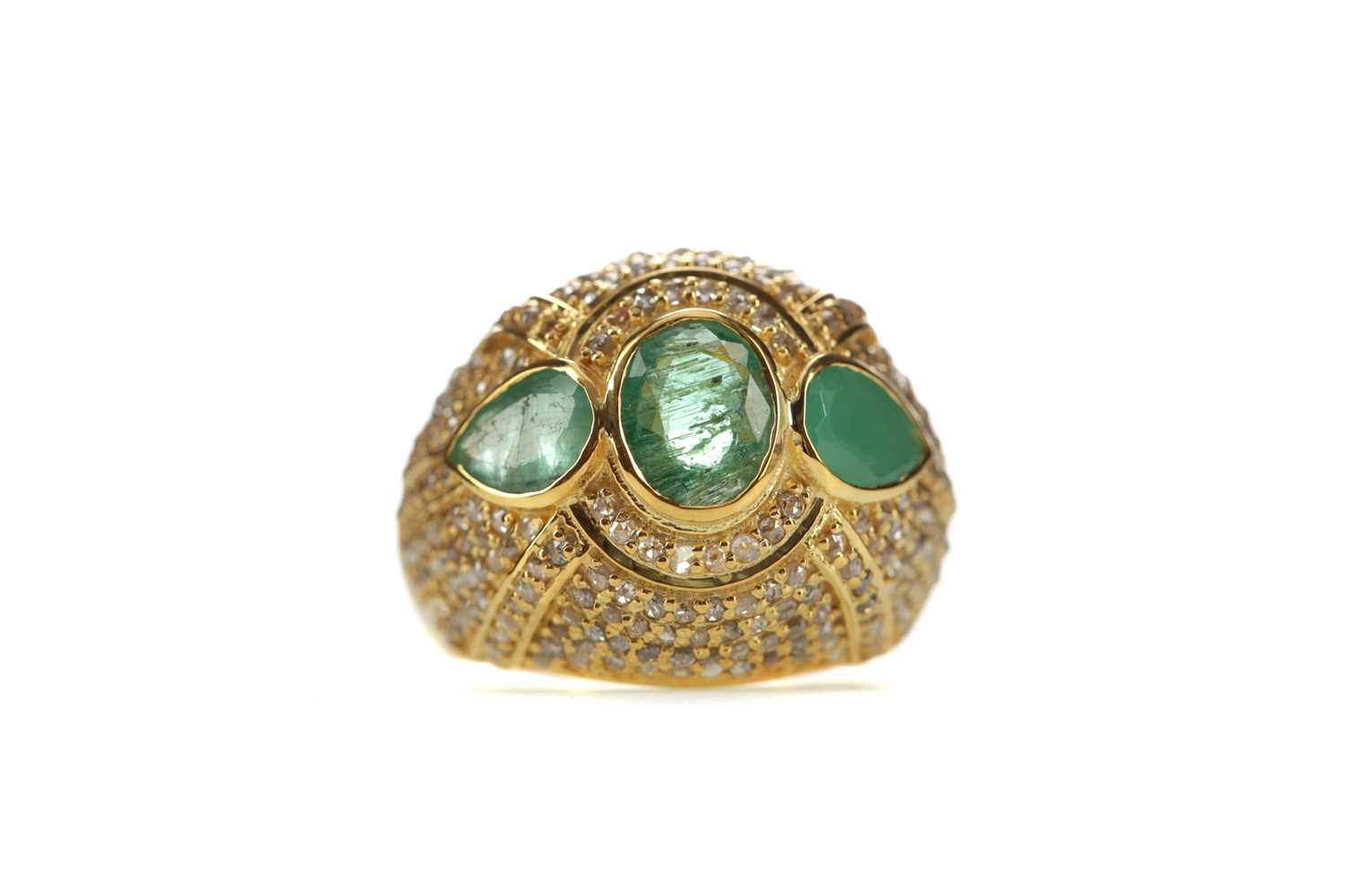 Lot 364 - AN EMERALD AND DIAMOND RING