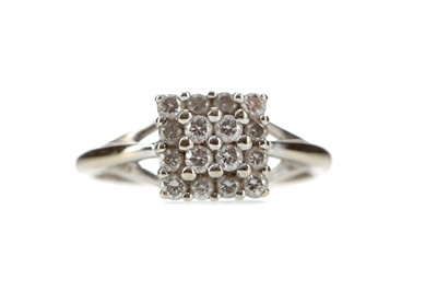 Lot 370 - A DIAMOND CLUSTER RING