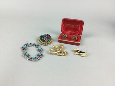 Lot 393 - A COLLECTION OF COSTUME JEWELLERY