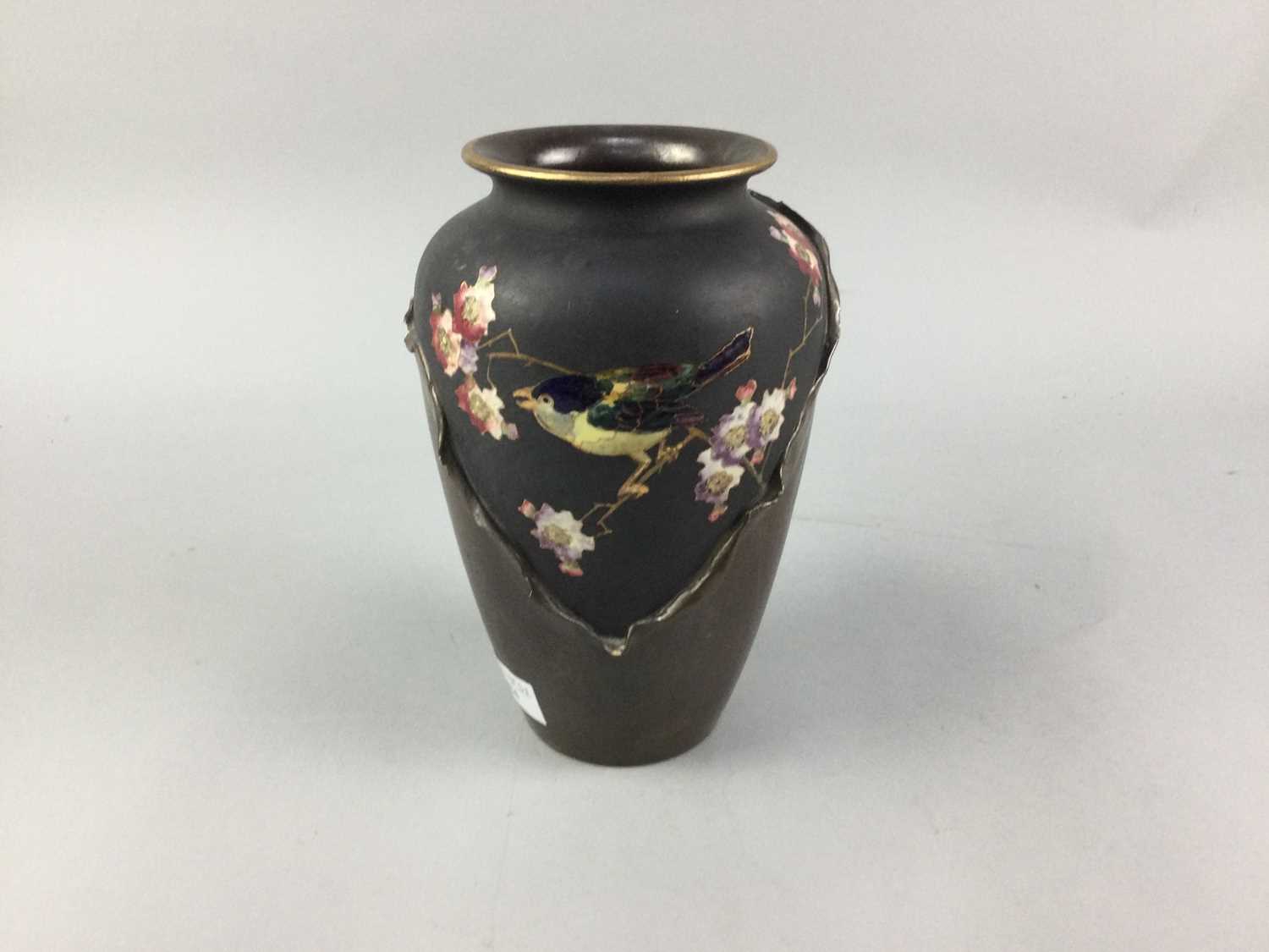 Lot 434 - AN EARLY 20TH CENTURY BRETBY VASE