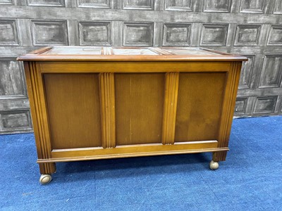 Lot 416 - AN OAK BLANKET CHEST