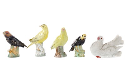 Lot 104 - AN EARLY 20TH CENTURY MEISSEN FIGURE OF A CANARY, ALONG WITH FOUR OTHER BIRDS