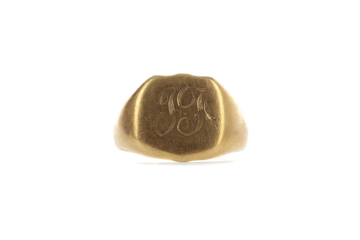 Lot 549 - A CONTINENTAL GOLD SIGNET RING