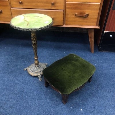 Lot 483 - AN ONYX AND BRASS CIRCULAR OCCASIONAL TABLE AND MAHOGANY FOOTSTOOL