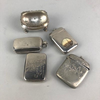 Lot 472 - A SILVER VESTA CASE, SILVER PLATED SOVEREIGN HOLDER AND OTHER ITEMS