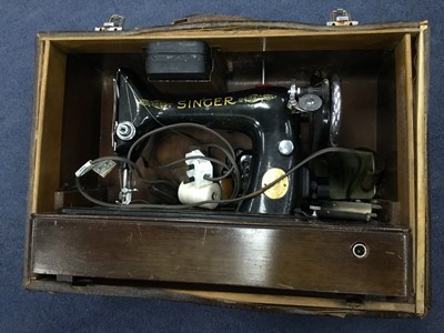 Lot 476 - A VINTAGE SINGER SEWING MACHING IN CASE